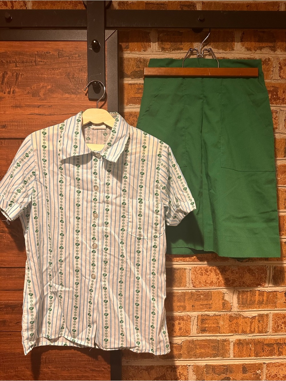 Vintage 1980-90’s Junior Girl Scout Uniform.
Size 8-10 (53)